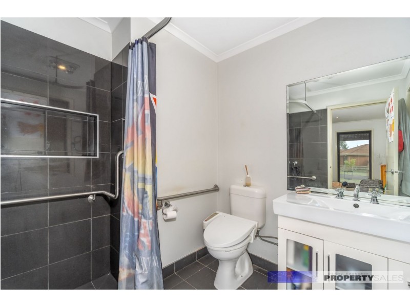 1 Crombe Court, Newborough VIC 3825
