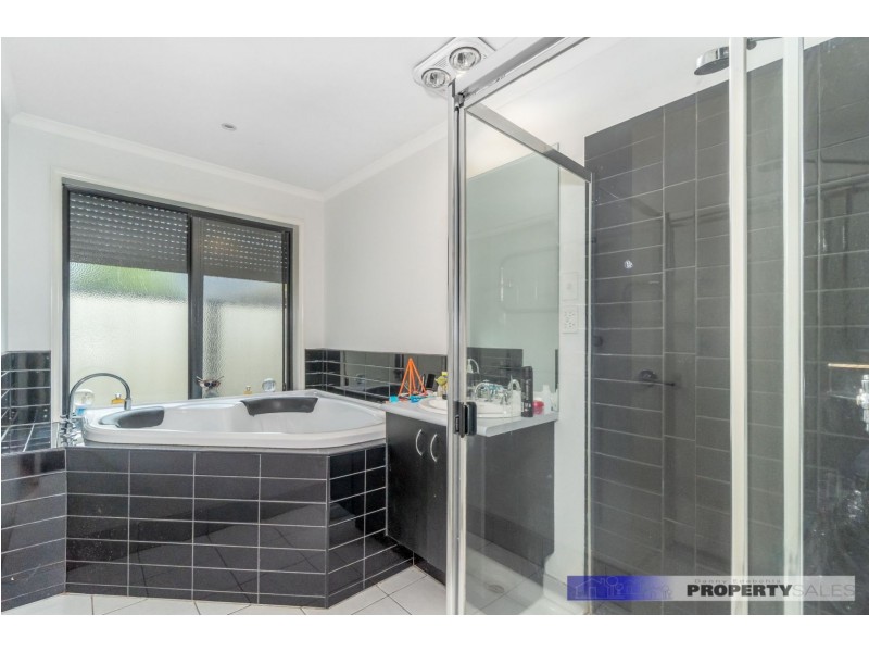 1 Crombe Court, Newborough VIC 3825