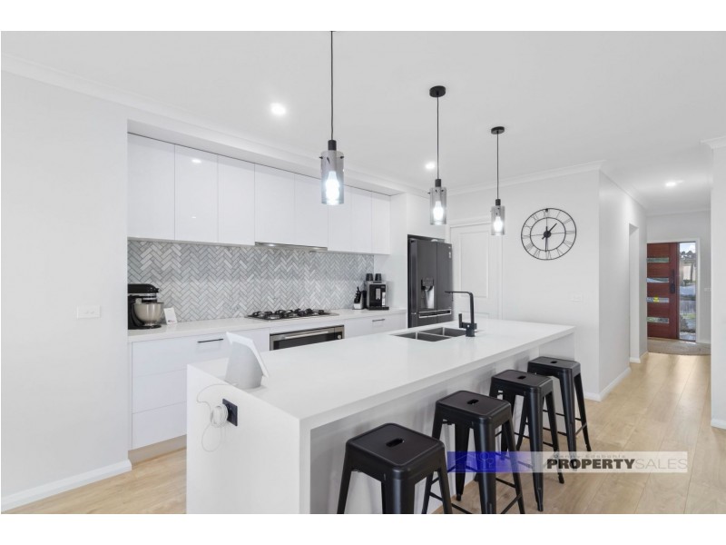 16 Dinwoodie Drive, Newborough VIC 3825