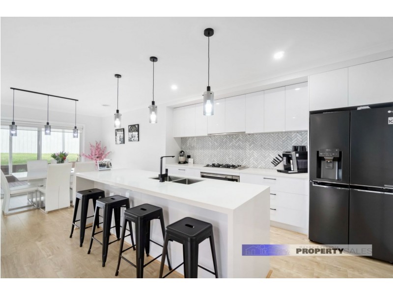 16 Dinwoodie Drive, Newborough VIC 3825