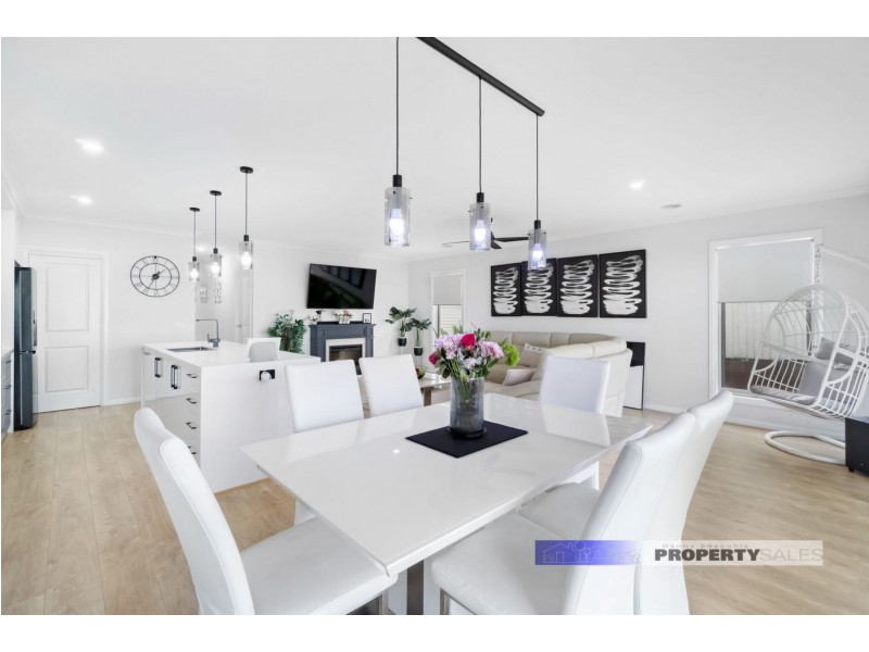 16 Dinwoodie Drive, Newborough VIC 3825