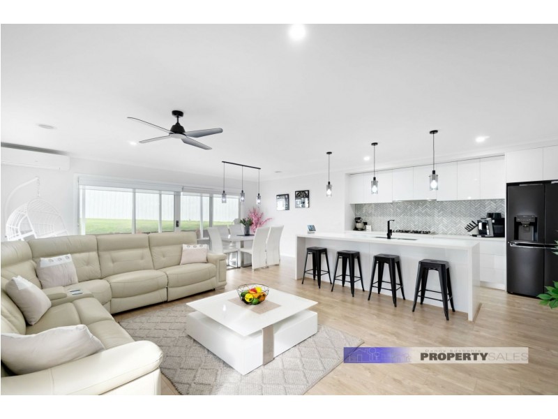 16 Dinwoodie Drive, Newborough VIC 3825