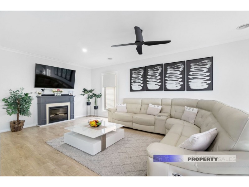 16 Dinwoodie Drive, Newborough VIC 3825