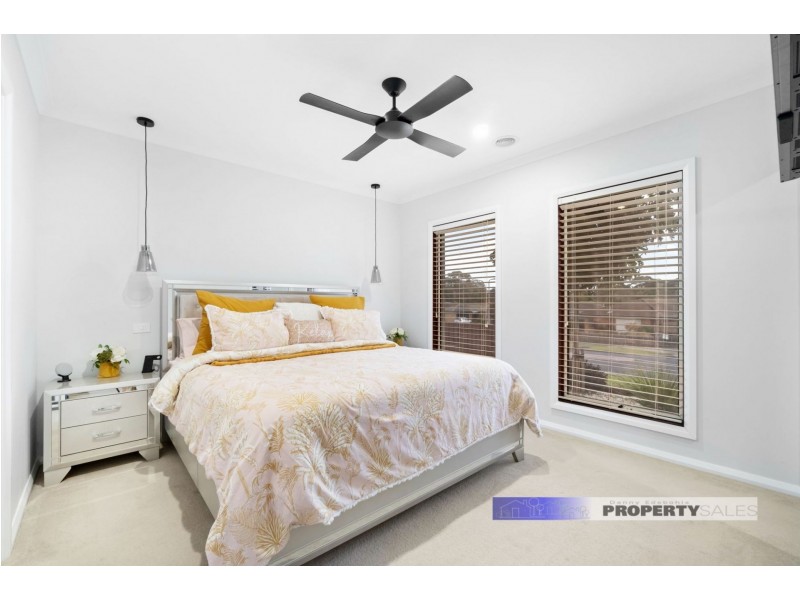 16 Dinwoodie Drive, Newborough VIC 3825