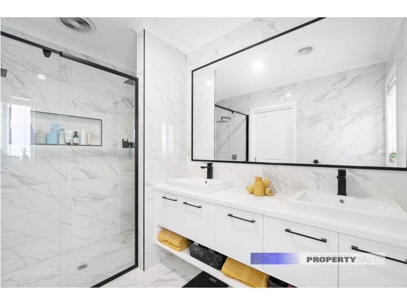 16 Dinwoodie Drive, Newborough VIC 3825