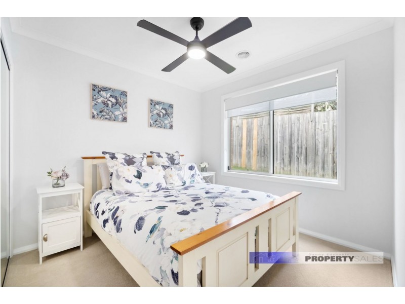 16 Dinwoodie Drive, Newborough VIC 3825