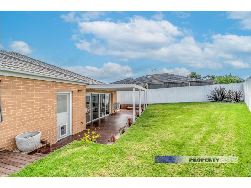 16 Dinwoodie Drive, Newborough VIC 3825