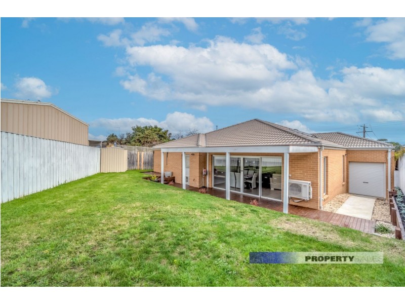 16 Dinwoodie Drive, Newborough VIC 3825