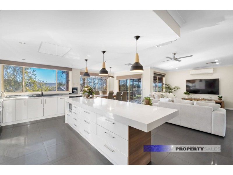 11 Comans Way, Moe VIC 3825