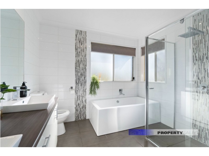 11 Comans Way, Moe VIC 3825