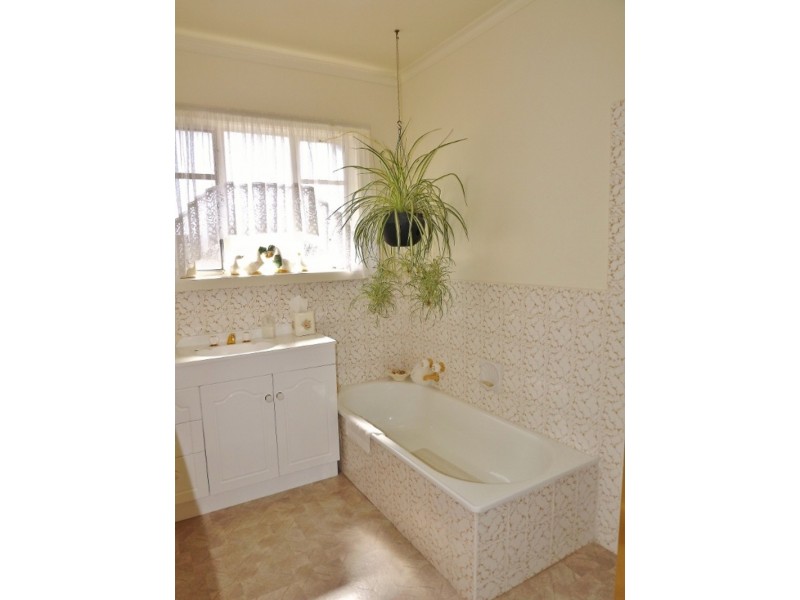 26 Bayley Street, Moe VIC 3825