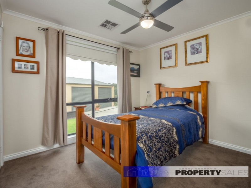 24 Comans Way, Moe VIC 3825