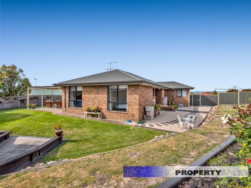 24 Comans Way, Moe VIC 3825
