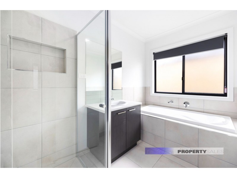 14 Gleneagles Drive, Newborough VIC 3825