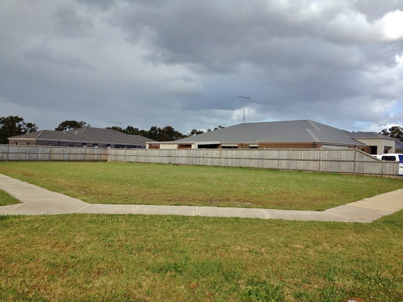 8 Robin Close, Newborough VIC 3825