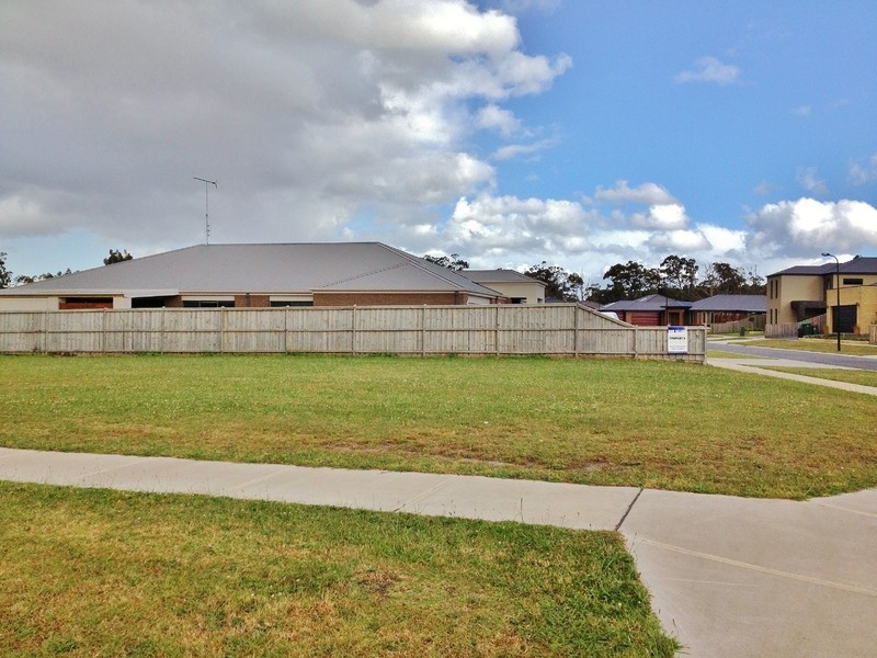 8 Robin Close, Newborough VIC 3825