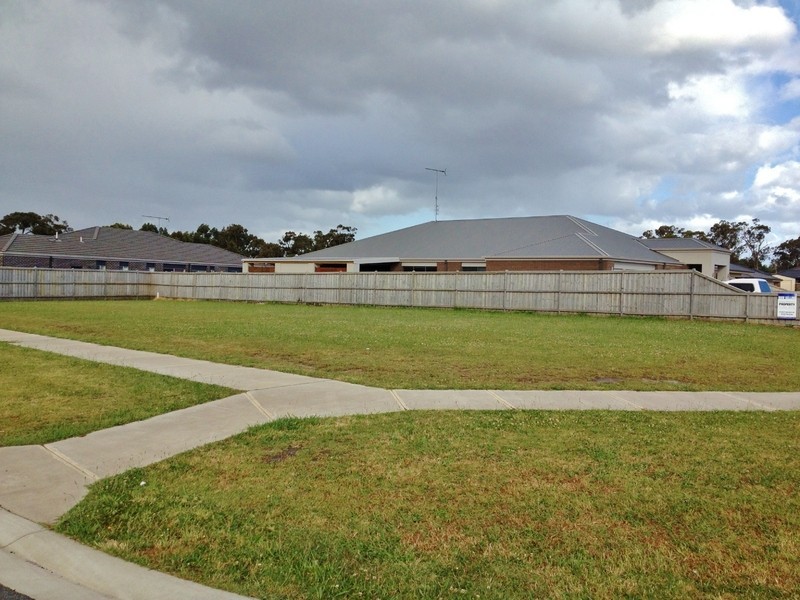 8 Robin Close, Newborough VIC 3825