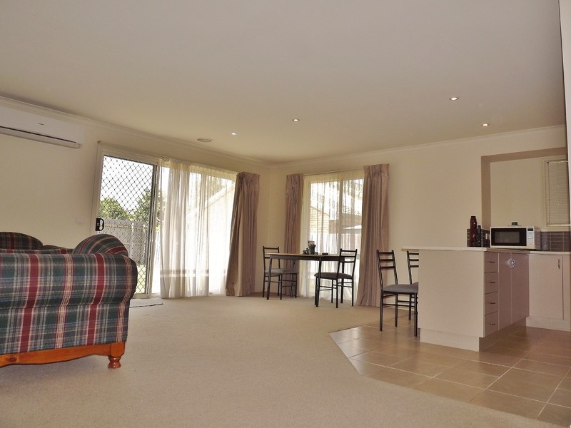 2/19 Colli Drive, Newborough VIC 3825