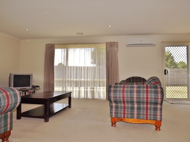 2/19 Colli Drive, Newborough VIC 3825