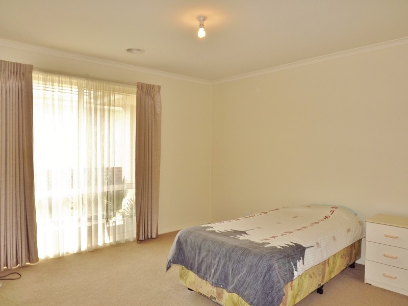 2/19 Colli Drive, Newborough VIC 3825