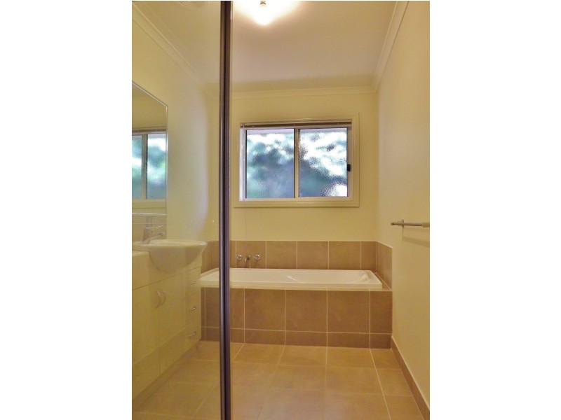 2/19 Colli Drive, Newborough VIC 3825