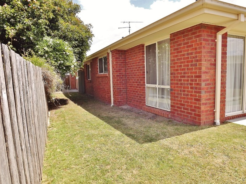 2/19 Colli Drive, Newborough VIC 3825