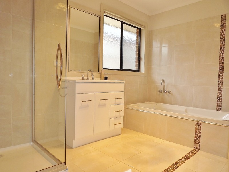 1 Ashlyn Parade, Moe VIC 3825