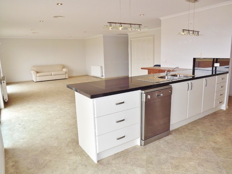 1 Ashlyn Parade, Moe VIC 3825