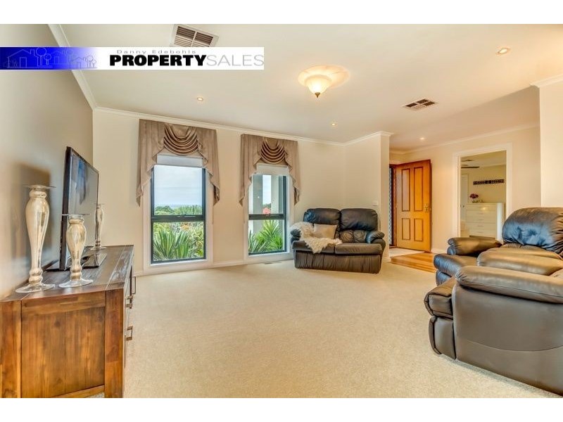 24 Comans Way, Moe VIC 3825