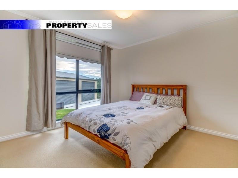 24 Comans Way, Moe VIC 3825