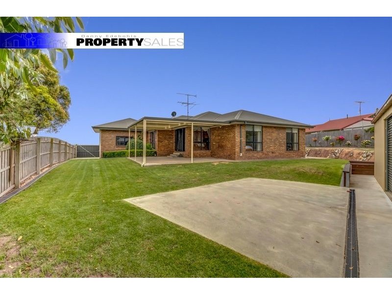 24 Comans Way, Moe VIC 3825