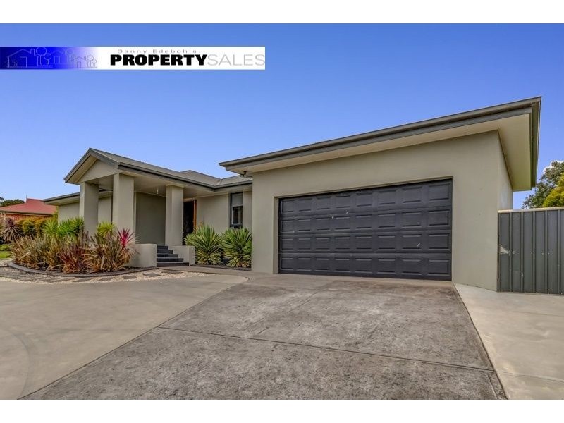 24 Comans Way, Moe VIC 3825