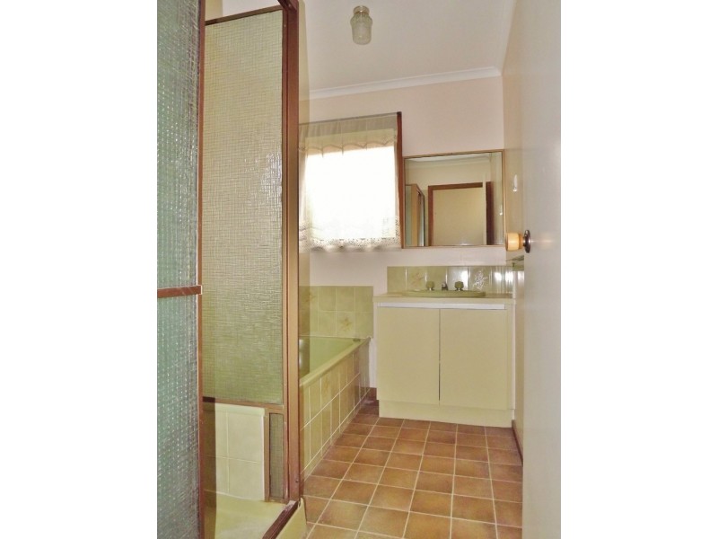 7 Cemetery Rd, Moe VIC 3825