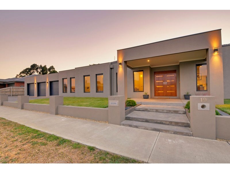 17 -19  Sweetwater Place, Moe VIC 3825