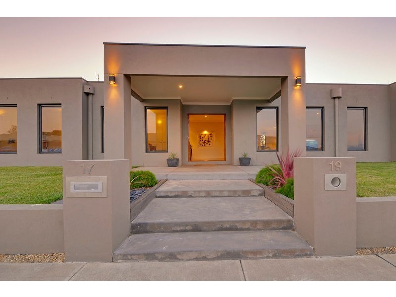 17 -19  Sweetwater Place, Moe VIC 3825