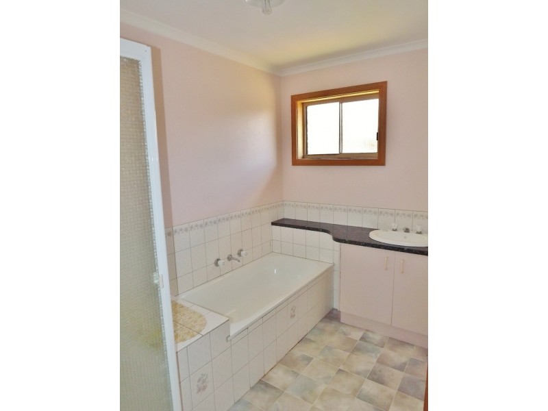 13 Dinwoodie Drive, Newborough VIC 3825