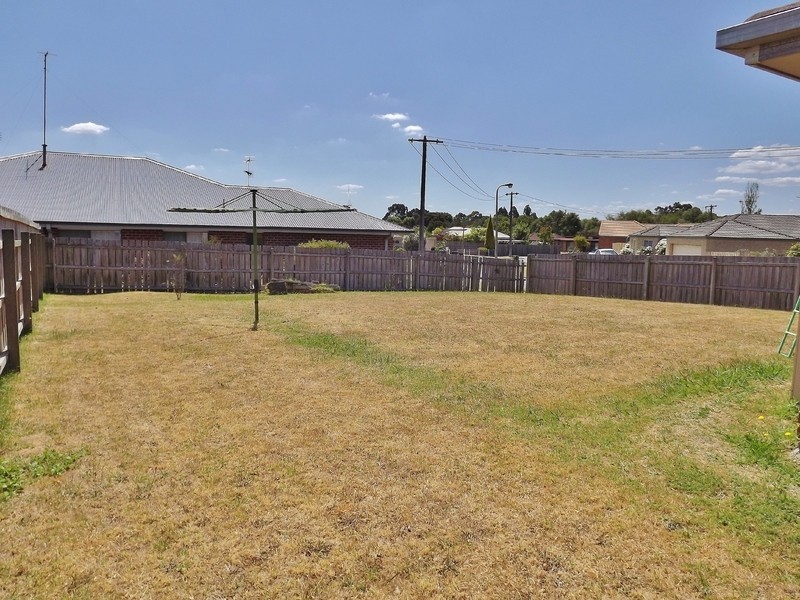 13 Dinwoodie Drive, Newborough VIC 3825