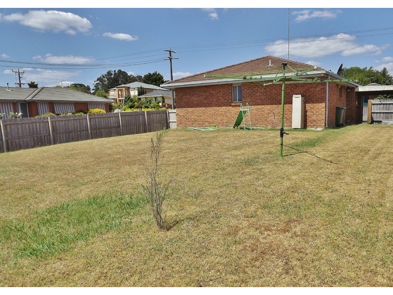 13 Dinwoodie Drive, Newborough VIC 3825