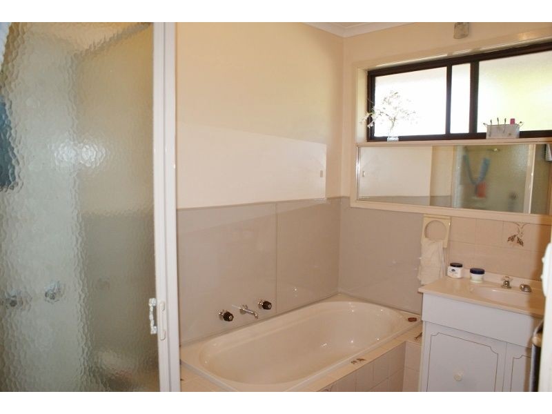 2/24 Ollerton Avenue, Newborough VIC 3825