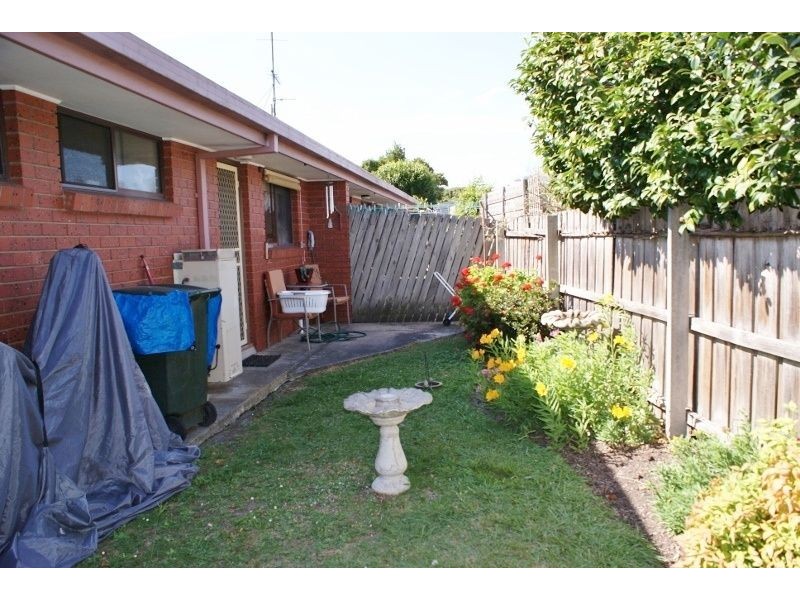 2/24 Ollerton Avenue, Newborough VIC 3825