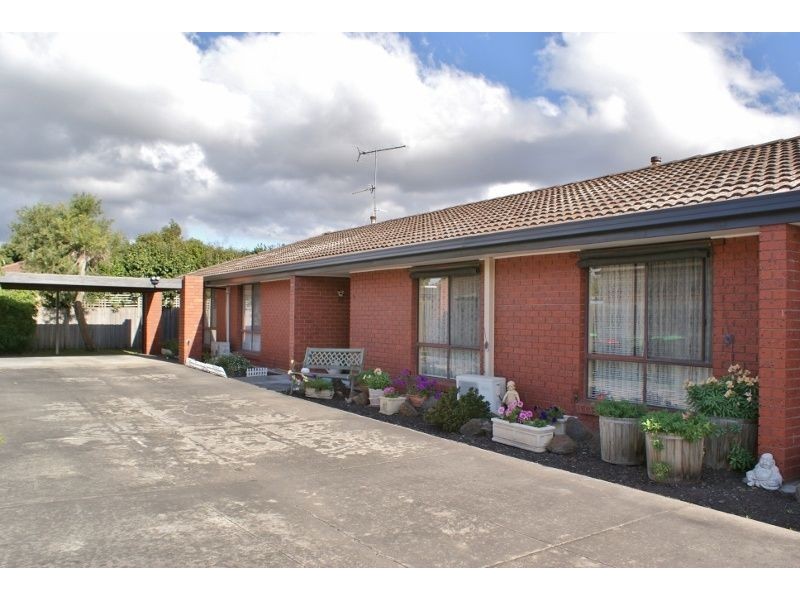 2/24 Ollerton Avenue, Newborough VIC 3825