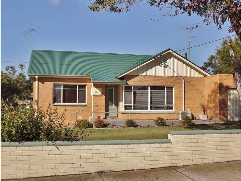 16 Chamberlain Road, Newborough VIC 3825