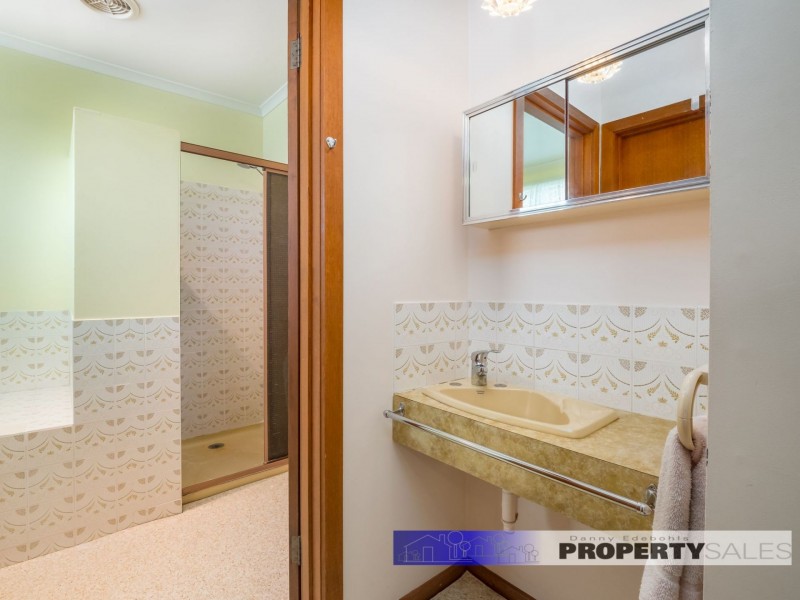 8 Ford Avenue, Newborough VIC 3825