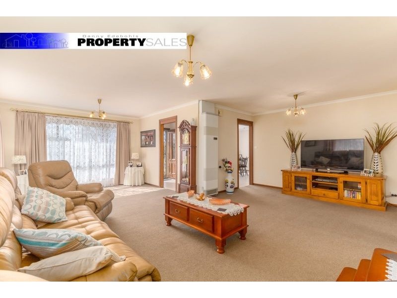 5 Randall Crescent, Moe VIC 3825