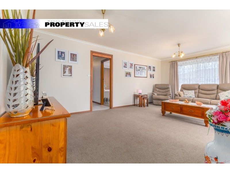 5 Randall Crescent, Moe VIC 3825