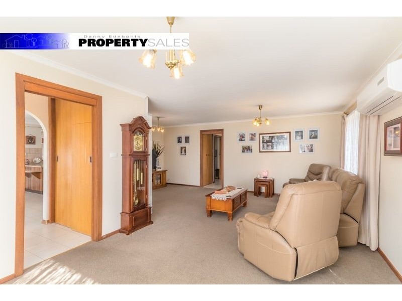 5 Randall Crescent, Moe VIC 3825