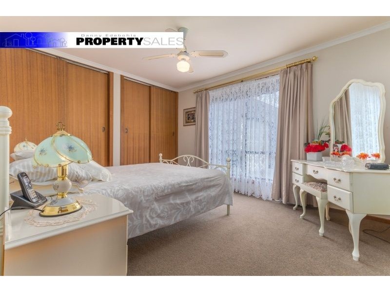 5 Randall Crescent, Moe VIC 3825