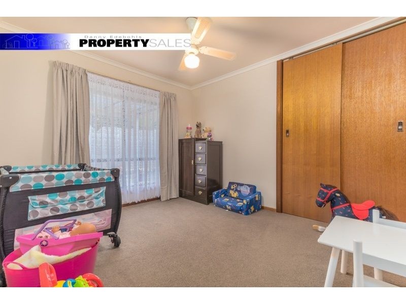 5 Randall Crescent, Moe VIC 3825