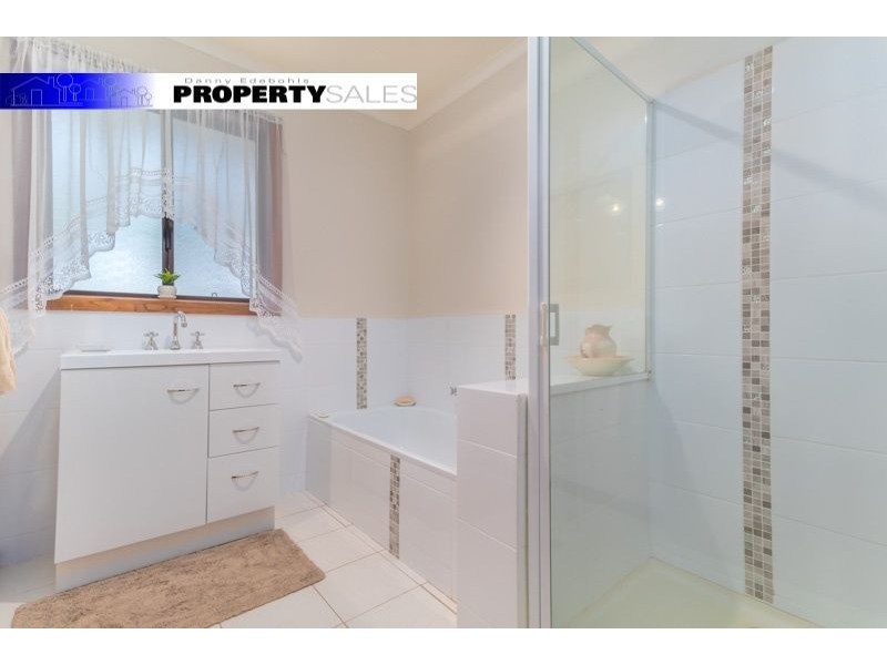 5 Randall Crescent, Moe VIC 3825