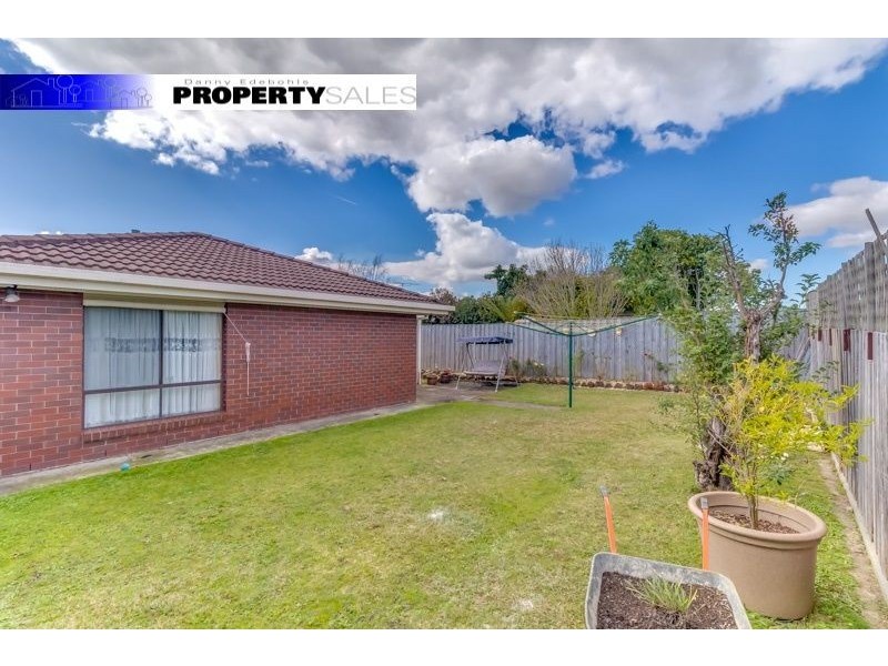 5 Randall Crescent, Moe VIC 3825